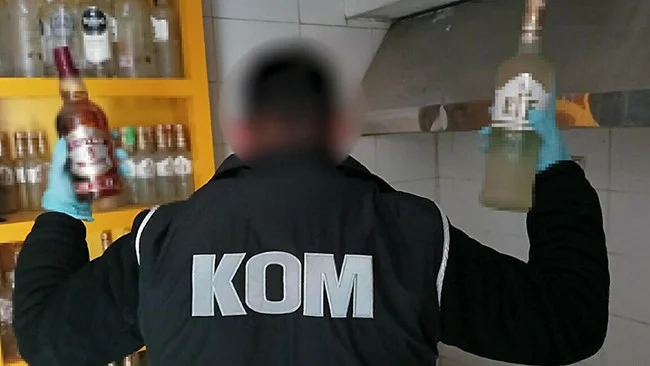 İzmir’de Yılbaşı Öncesi Kaçak Ve Sahte İçki Operasyonunda 3 Şüpheli Tutuklandı