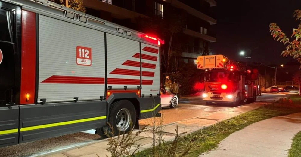 İzmir’de Apartman Yangınından Dört Kişi Ve Bir Köpek Kurtarıldı