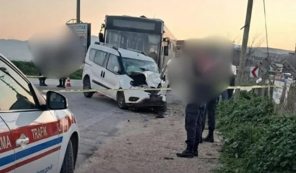İzmir Menemen’de Belediye Otobüsü İle Hafif Ticari Araç Çarpıştı Bir Kişi Hayatını Kaybetti