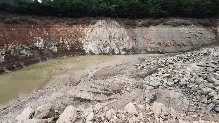 İzmir’de Kuraklık Derinleşiyor Üç Büyük Baraj Tamamen Kurudu