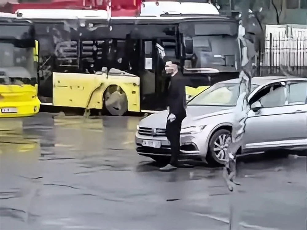 Kağıthane’de Otobüs Durağında Havaya Ateş Açan Şahıs O Anları Arkadaşına Kaydettirdi