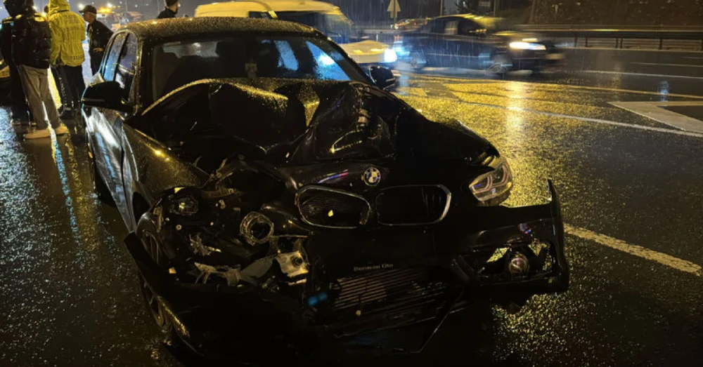 Kağıthane Tem Otoyolu’nda Yedi Aracın Karıştığı Zincirleme Trafik Kazasında İki Kişi Yaralandı