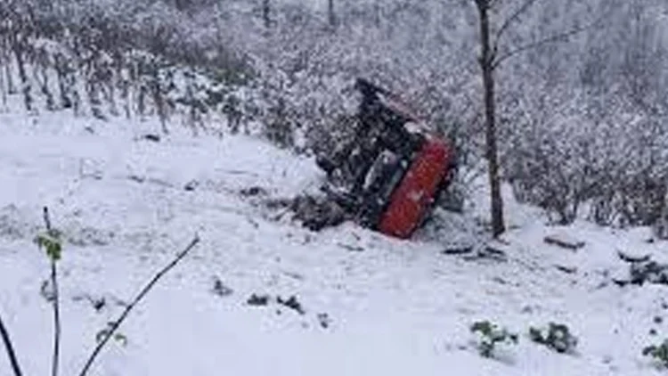 Karla Kaplı Yolda Şarampole Yuvarlanan Kamyonet Faciasında Altı Kişi Yaralandı Birinin Durumu Ağır