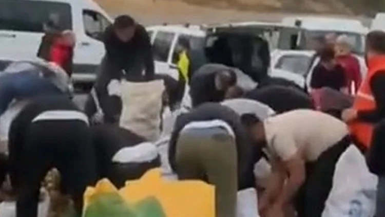 Arızalanan Kamyonetteki Patatesler Yolda Ücretsiz Dağıtıldı