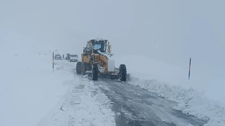 Doğu Anadolu’da Yoğun Kar Yağışı Sonrası Kapanan Yollar Ulaşıma Açıldı