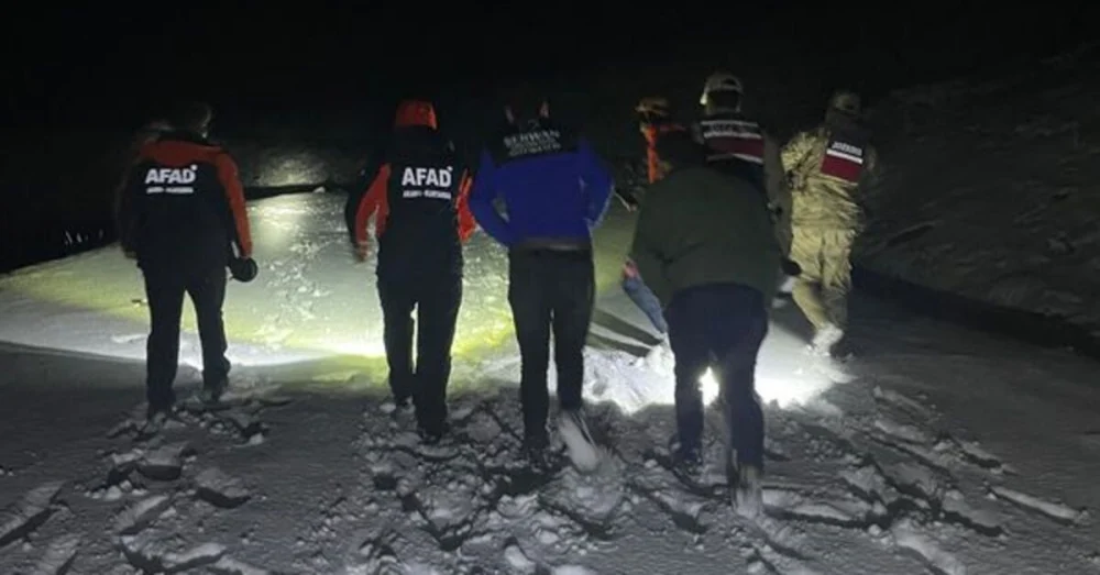 Ağrı’nın Doğubayazıt İlçesinde Kara Saplanan Araçtan İki Kişi Kurtarıldı