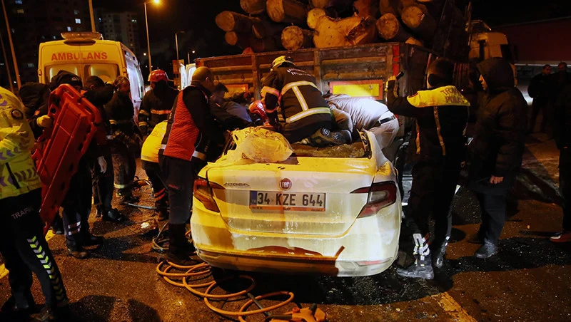 Kastamonu’da tıra çarpan otomobildeki 1 kişi öldü, 2 kişi yaralandı