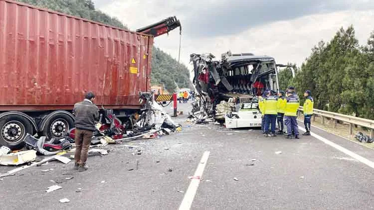 Osmaniye Otoyolunda Feci Kaza 7 Can Aldı 11 Kişi Yaralandı