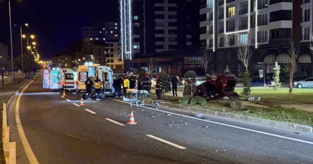 Balonlu Kavşak’ta İki Otomobil Çarpıştı Dört Kişi Yaralandı