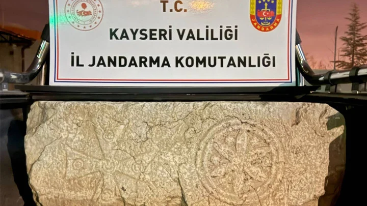 Kayseri’de M.S. 6. Yüzyıla Ait Yaklaşık 1500 Yıllık Tarihi Kapı Sövesi Ele Geçirildi