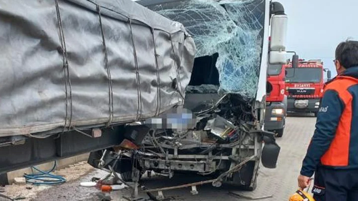 Kayseri İncesu Osb’de Servis Minibüsü Tır’a Çarptı Çok Sayıda Kişi Yaralandı