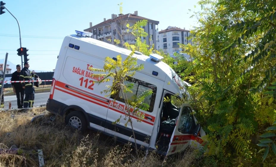 Yaralıları Taşıyan Ambulans Hastane Yolunda Doktorun Otomobiliyle Çarpıştı