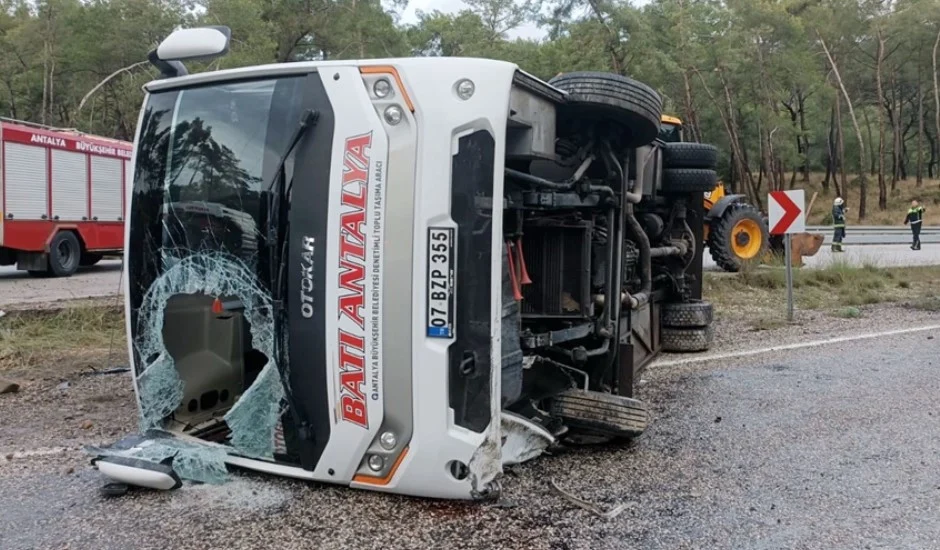 Kemer D-400 Karayolu’ndaki Midibüs Kazasında Beş Kişi Yaralandı