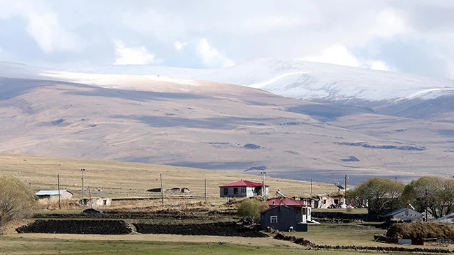 Ardahan’da Sağanağın Ardından Yüksek Kesimlerde Kar Etkili Oldu