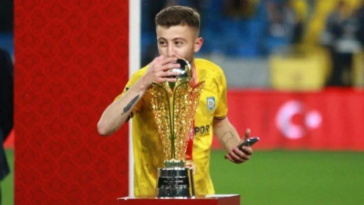 Kocaeli’nde Silahlı Saldırıda Bir Futbolcu Dahil Üç Kişi Yaralandı