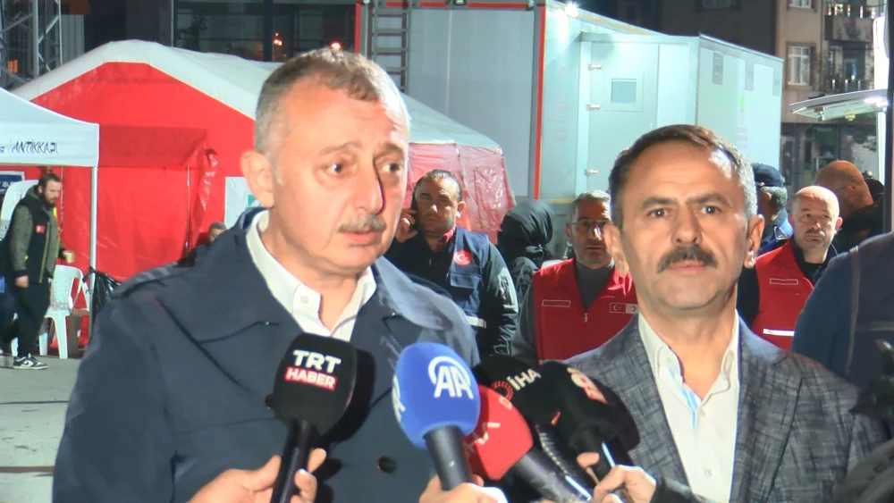 Kocaeli’de Yıkılan Bina Çevresindeki Tahliyeler Sürerken 252 Vatandaş Evlerine Dönemedi