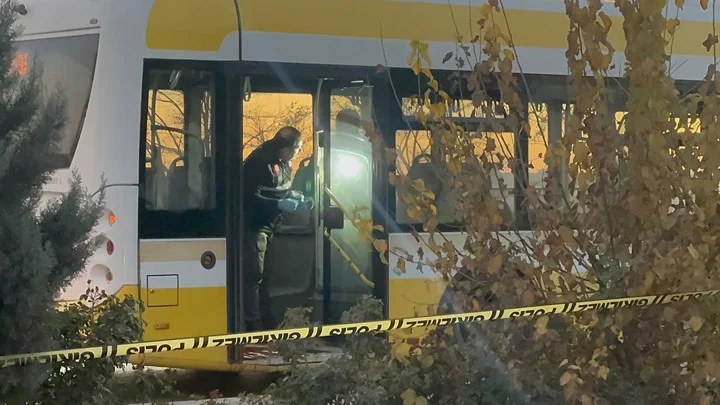 Konya’da Bir Belediye Otobüsünde Eşinin Gözleri Önünde Bıçaklanan Şahıs Hayatını Kaybetti