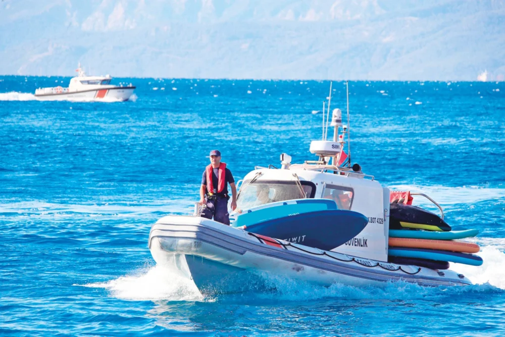 Antalya’da Şiddetli Rüzgara Yakalanan 19 Sup Sporcusu Genç Akıllı Saat Sayesinde Kurtarıldı