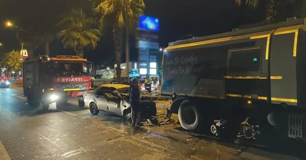 Kuşadası’Nda Trafik Faciası: Otomobil Temizlik Aracına Çarptı Bir Kişi Hayatını Kaybetti