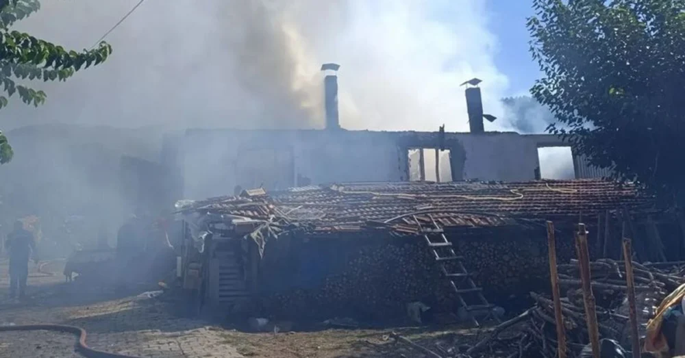 Kütahya Köpenez Köyü’Nde Çıkan Yangın İki Konutu Kullanılamaz Hale Getirdi