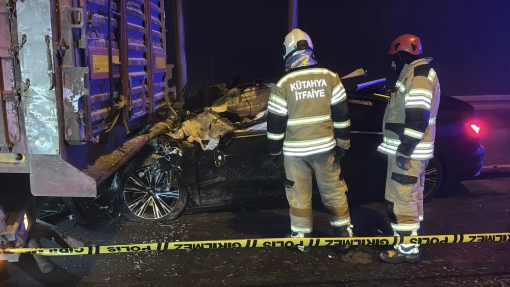 Kütahya’da Kırmızı Işıkta Duran Tıra Çarpan Otomobilde 4 Kişi Yaşamını Yitirdi