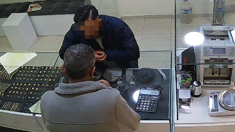 Kuyumcuları Sahte Altınla Dolandıran Anne Ve İki Çocuğu Operasyonla Yakalandı
