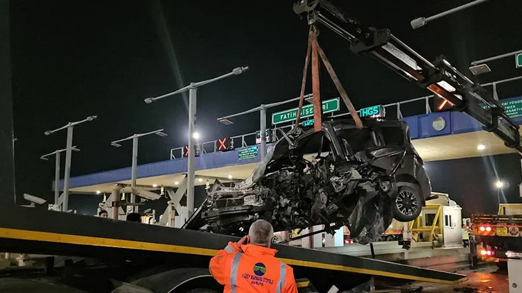 Kuzey Marmara Otoyolu’nda Gişelere Çarpan Otomobildeki Sürücü Ağır Yaralandı
