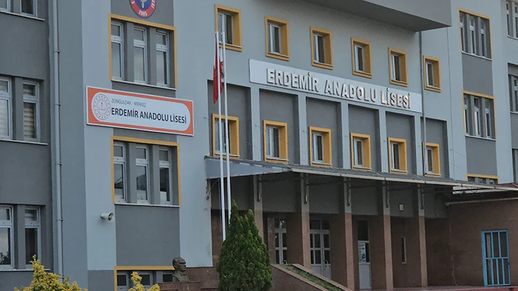 Lise Tuvaletindeki Sigara Kavgası Çene Kırığıyla Son Buldu Öğrenci Tutuklandı