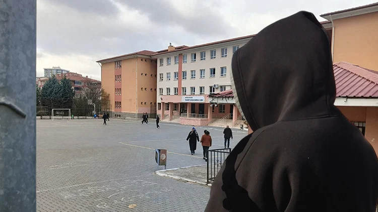 Lise Öğretmeni Kız Voleybol Takımına Cinsel Organının Fotoğrafını Gönderdi Tutuklandı