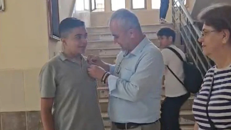 İskenderun Lisesi’nde Çevre Deneyinde Sergilenen Tek Duyarlı Hareket Çeyrek Altınla Onurlandırıldı