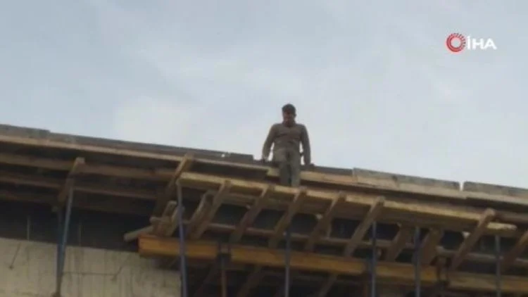 Bolu Yurt İnşaatında Dört Aydır Maaş Alamayan İşçiler Çatıda Eylem Yaptı