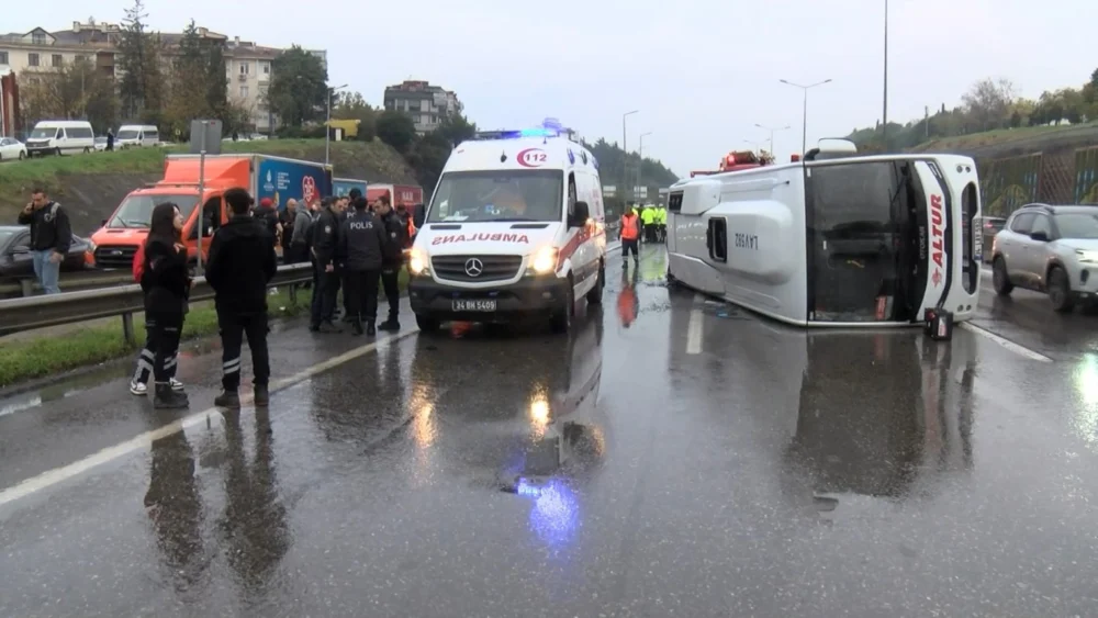 Maltepe D-100 Karayolu’nda Servis Minibüsü Kazası 11 Kişiyi Yaraladı