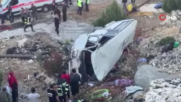 Mersin’de Tarım İşçilerini Taşıyan Minibüsün Devrilmesiyle 5 Kişi Hayatını Kaybetti 14 Kişi Yaralandı
