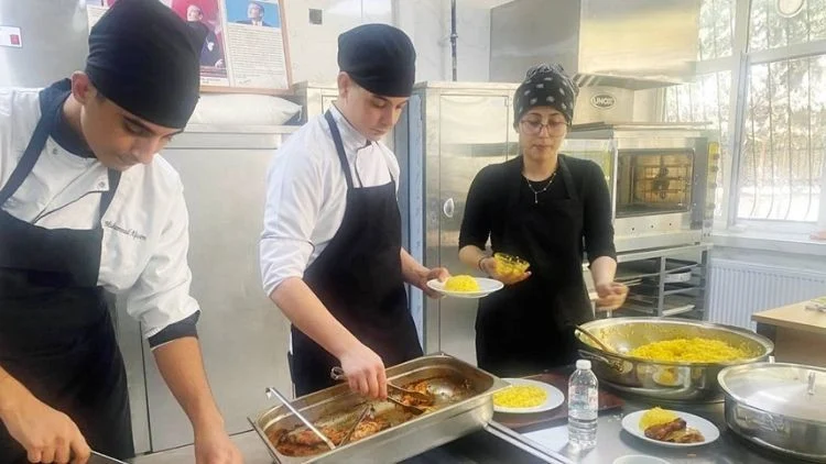 Bornova Meslek Lisesi Öğrencileri Portekiz’de İş Teklifi Alarak Mutfak Becerilerini Geliştirdi