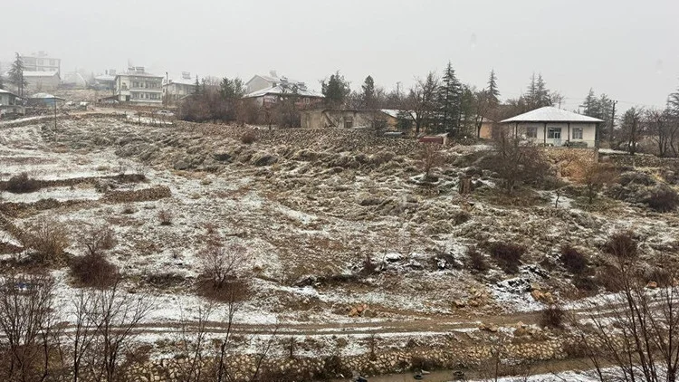 Meteoroloji Uyarılarının Ardından Yüksek Kesimlere Mevsimin İlk Karı Düştü