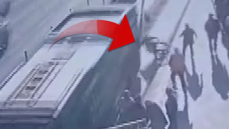 Cevizlibağ Metrobüs Durağında Tekerlekli Sandalyesiyle Yola Düşen Engelli Vatandaş Hayatını Kaybetti