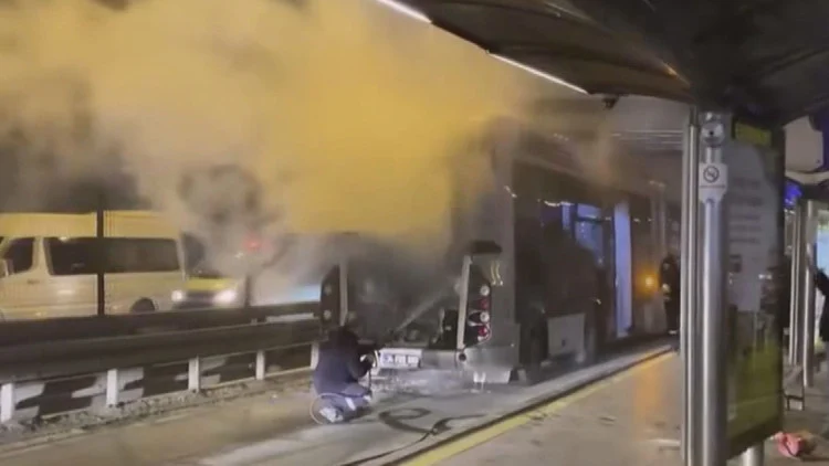 Edirnekapı Metrobüsünde Motor Yangını Paniği Seferler Kısa Süre Aksadı