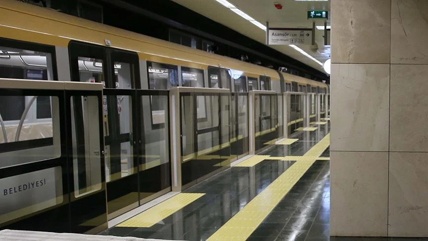 İstanbul Metrosunda Oyuncak Tüfekle Yolcuları Korkutan 17 Yaşındaki Genç Yakalandı