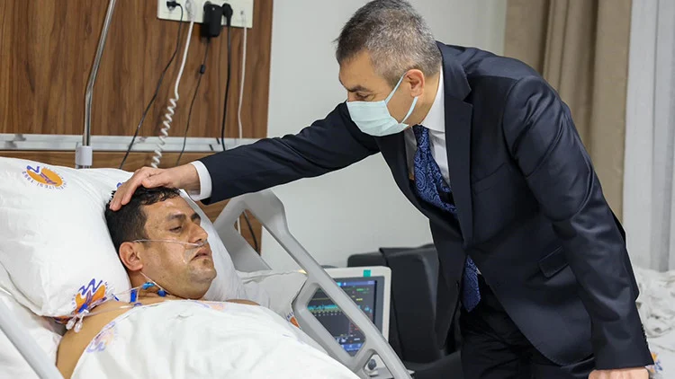Öğrenci Saldırısına Uğrayan Okul Müdürüne Milli Eğitim Bakanı Tekin’den Moral Desteği