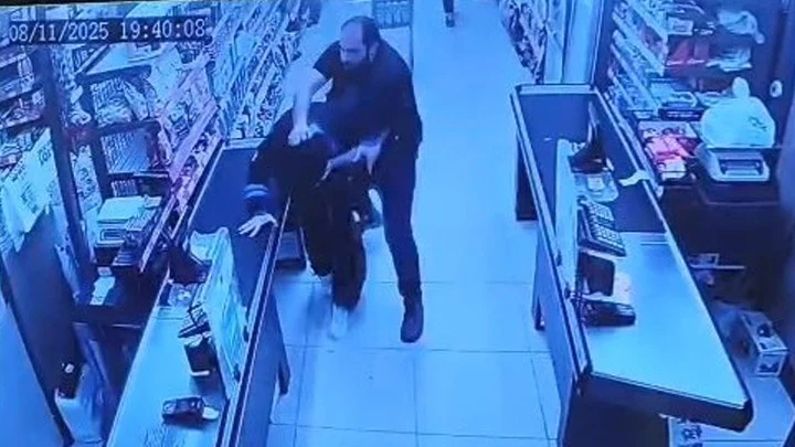 Oğlunu Darbettiği İddiasıyla Market Çalışanına Saldırı Güvenlik Kameralarına Yansıdı