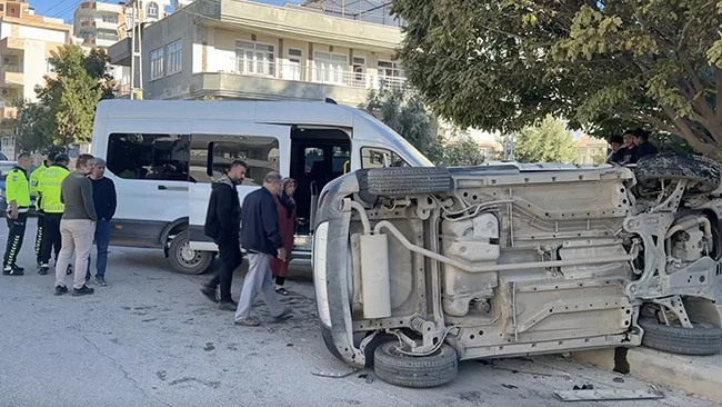Adıyaman’da Okul Servisi İle Otomobilin Çarpışması Sonucu 12 Kişi Yaralandı