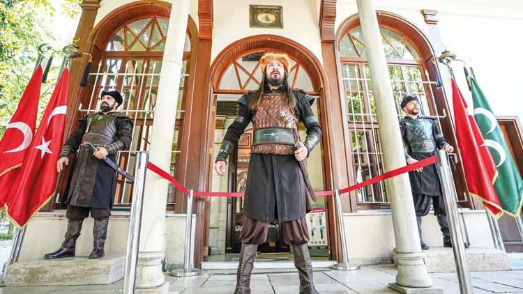 Bursa’da Osman Gazi Türbesi’nde Tarihi ‘Alp Nöbeti’ Dört Yıldır Devam Ediyor
