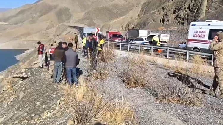Van’da Zernek Barajı’na Yuvarlanan Otomobildeki 3 Kişiden 1’İ Yaşamını Yitirdi