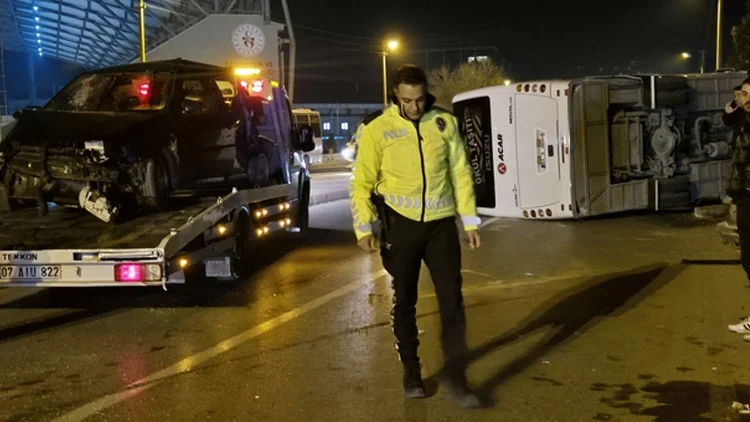 Niğde’de Trafik Kazası Sonrası Servis Midibüsü Devrildi 13 Yaralı