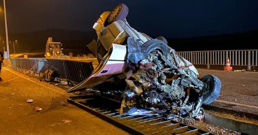 Afyonkarahisar Bayat Emirdağ Yolu’nda Otomobil Köprü Bariyerlerine Çarptı Bir Ölü Üç Yaralı