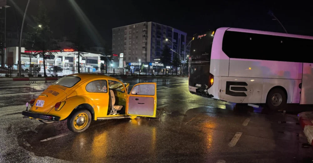 Uşak’ta Konser Ekibini Taşıyan Otobüse Çarpan Otomobilde Bir Yaralının Durumu Ciddi