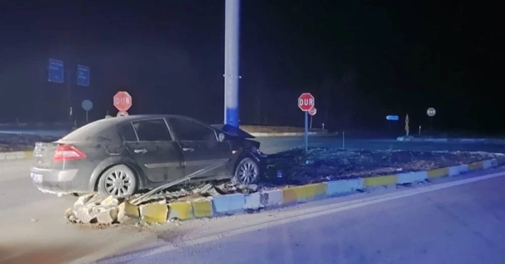 Konya Hüyük Yolunda Otomobil Kazasında Üç Kişi Yaralandı