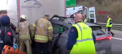 İstanbul Sancaktepe’de Tır Altına Giren Otomobilde Sürücü Kurtarılmayı Bekliyor