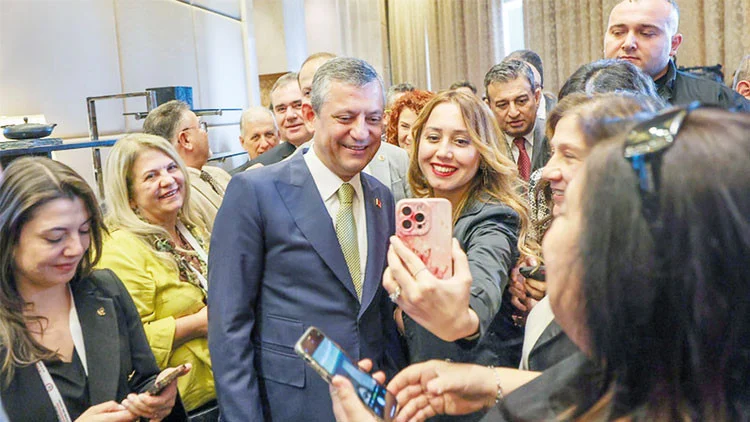 Özgür Özel Türk Eczacılar Birliği Kongresinde Temel Vatandaşlık Geliri Uygulamasını Vurguladı