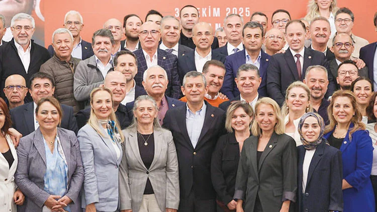 CHP Lideri Özgür Özel Tutuklu Belediye Başkanları İçin Hükümete Sert Tepki Gösterdi